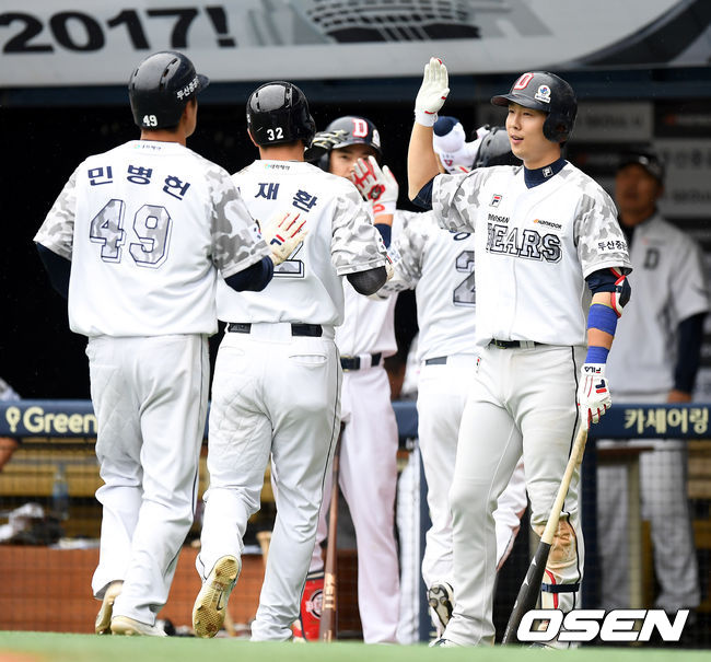 OSEN - [사진]박건우, 홈턴 타자 환영하며 [사진]박건우, 홈턴 타자 환영하며