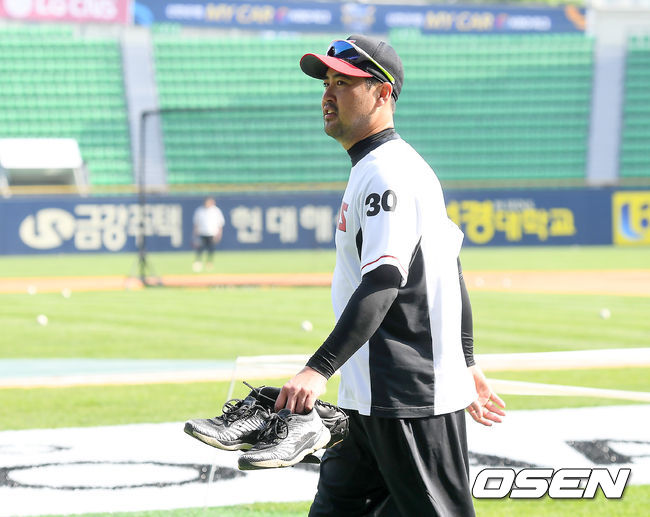 [OSEN=잠실, 곽영래 기자]LG 장원삼이 훈련을 마친 뒤 클럽하우스로 이동하고 있다. / youngrae@osen.co.kr
