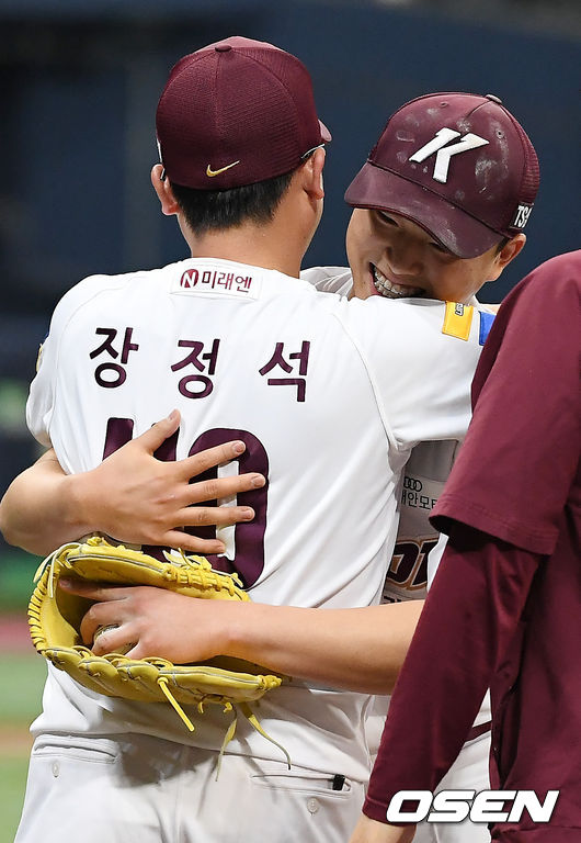 [OSEN=고척, 곽영래 기자]이승호는 8일 고척스카이돔에서 열린 '2019 신한은행 MYCAR KBO리그 ' LG 트윈스전에 선발 등판해 9이닝 4피안타 3탈삼진 2볼넷 무실점을 기록했다. 팀의 6-0 승리로 이승호는 데뷔 첫 완봉승이자 시즌 3승을 수확했다. 역대 팀 7번째 완봉승이다.완봉승을 거둔 키움 이승호가 장정석 감독과 포옹을 하고 있다. / youngrae@osen.co.kr