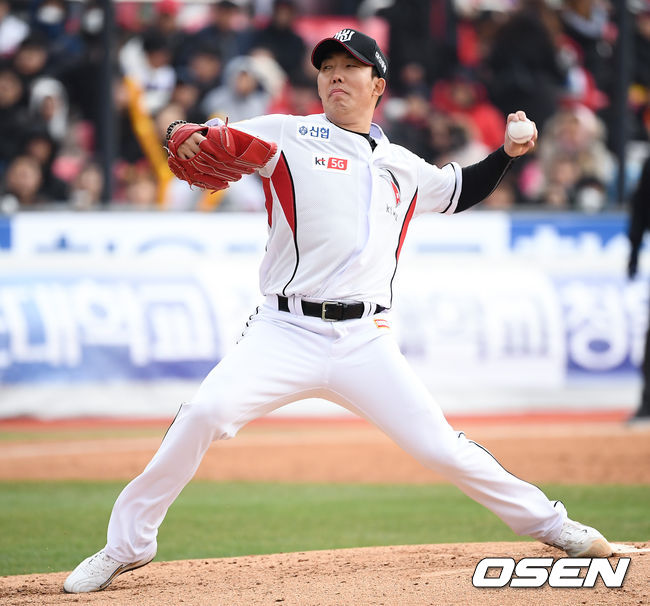 [OSEN=수원,박준형 기자] 31일 오후 서울 kt위즈파크에서 진행된 '2019년 신한은행 마이카 KBO리그’ kt 위즈와 KIA 타이거즈의 경기, 3회초 kt 선발투수 금민철이 역투하고 있다./ soul1014@osen.co.kr