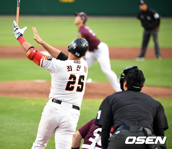 [OSEN=대전, 지형준 기자]1회말 2사 만루에서 한화 최진행이 만루홈런을 날리고 타구를 바라보고 있다. /jpnews@osen.co.kr