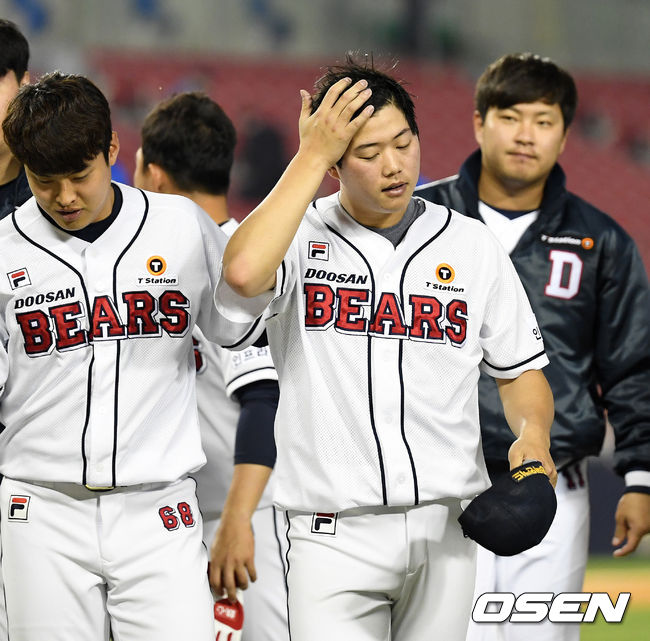 [OSEN=잠실, 최규한 기자]두산 투수 함덕주가 팬들에게 인사한 뒤 그라운드를 나서고 있다. /dreamer@osen.co.kr