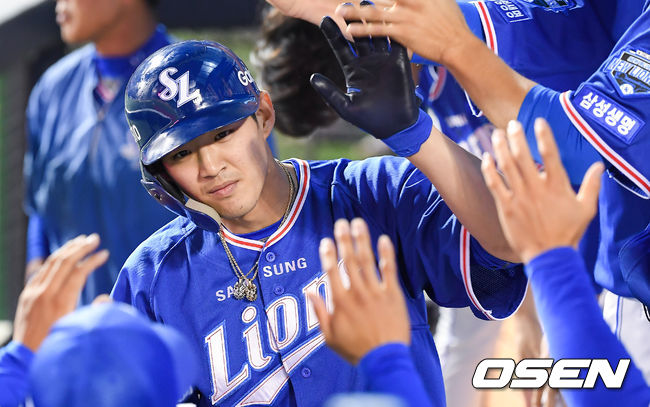 [OSEN=잠실,박준형 기자]7회초 2사 삼성 구자욱이 솔로홈런을 날린뒤 동료들의 축하를 받고 있다. /soul1014@osen.co.kr