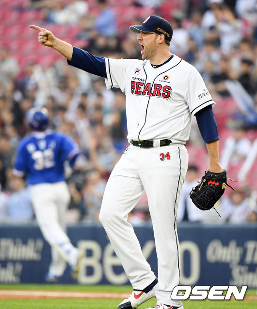 [OSEN=잠실,박준형 기자]2회초 2사 삼성 최영진의 내야땅볼때 두산 선발투수 린드블럼이 호수비 펼친 김재호를 향해 환호하고 있다. /soul1014@osen.co.kr