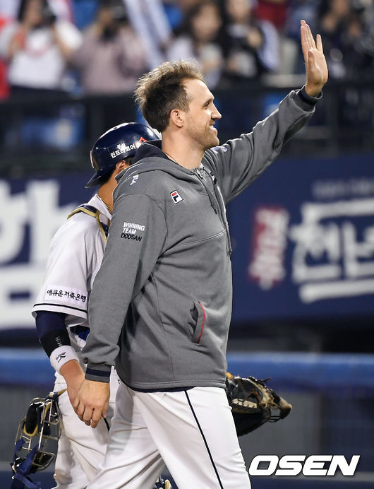 [OSEN=잠실,박준형 기자]경기종료 후 두산 린드블럼이 팬들에게 인사를 하고 있다.  /soul1014@osen.co.kr