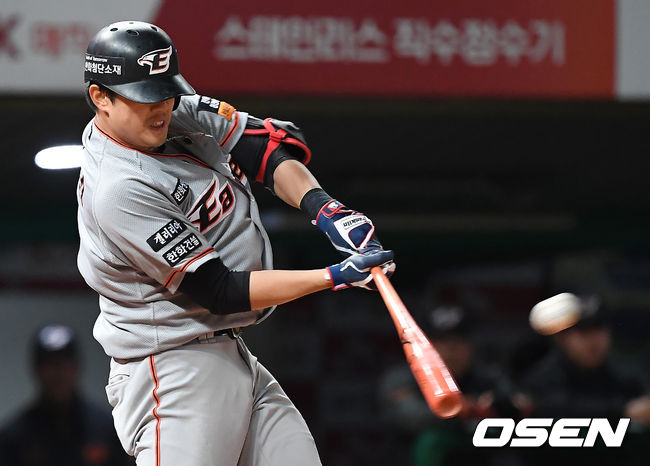 [OSEN=인천, 곽영래 기자] 9일 오후 인천 SK행복드림구장에서 '2019 신한은행 MY CAR KBO리그' SK 와이번스와 한화 이글스의 경기가 열렸다.8회초 무사 한화 오선진이 좌월 솔로홈런을 때려내고 있다. / youngrae@osen.co.kr