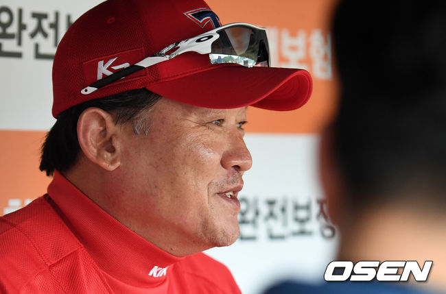 [OSEN=대전, 지형준 기자]경기에 앞서 KIA 박흥식 감독대행이 취재진과 이야기를 나누고 있다. /jpnews@osen.co.kr