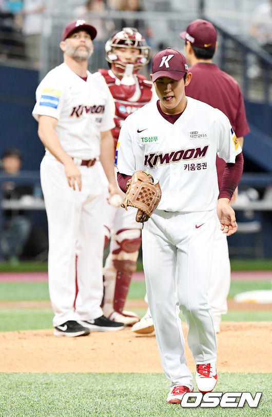 [OSEN=고척, 민경훈 기자]1회초 1사 주자 만루 NC 손시헌 타석에서 넥센 선발 조영건이 강판당하고 있다./rumi@osen.co.kr