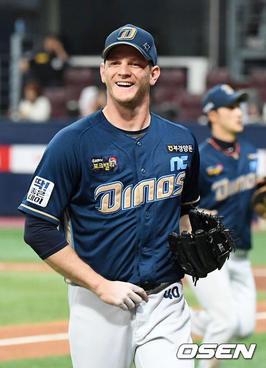 [OSEN=고척, 민경훈 기자]6회말을 마친 NC 선발 루친스키가 미소지으며 덕아웃으로 향하고 있다./rumi@osen.co.kr