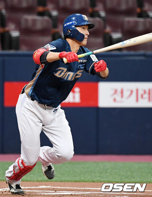 [OSEN=고척, 민경훈 기자]1회초 무사 주자 2,3루 NC 노진혁이 우익수 앞 선취 2타점 적시타를 날리고 있다. /rumi@osen.co.kr