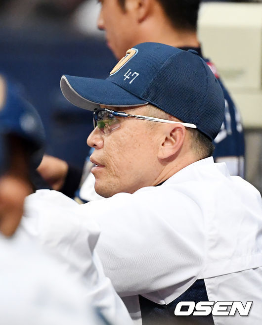 [OSEN=고척, 민경훈 기자]6회말 NC 이동욱 감독이 덕아웃에서 경기를 주시하고 있다./rumi@osen.co.kr