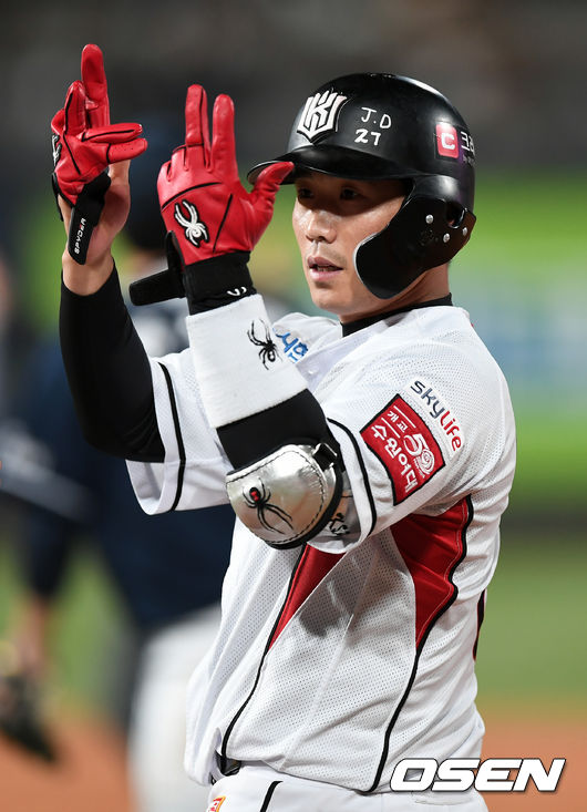 [OSEN=수원, 박재만 기자]5회말 1사 만루 kt 박경수가 적시타를 날린 뒤 환호하고 있다. /pjmpp@osen.co.kr