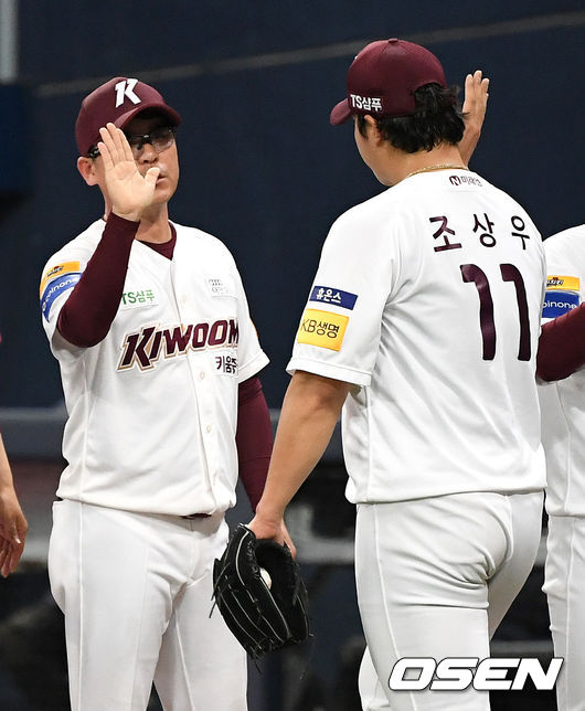 [OSEN=고척, 최규한 기자]승리를 거둔 키움 장정석 감독과 마무리 조상우가 인사를 나누고 있다. /dreamer@osen.co.kr