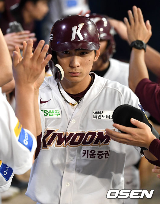 [OSEN=고척, 최규한 기자]5회말 무사 2, 3루 상황 키움 김하성의 달아나는 1타점 희생플라이 때 홈을 밟은 이정후가 더그아웃 동료들과 인사를 나누고 있다. /dreamer@osen.co.kr