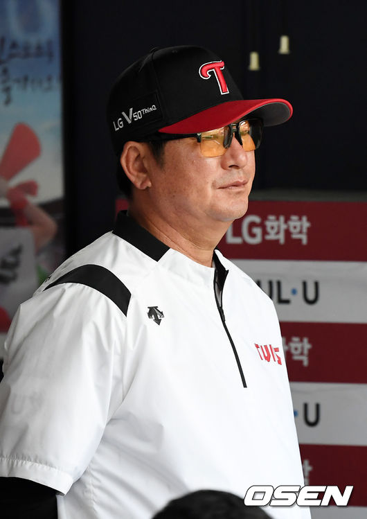 [OSEN=잠실, 민경훈 기자]덕아웃에서 LG 류중일 감독이 경기를 주시하고 있다./rumi@osen.co.kr
