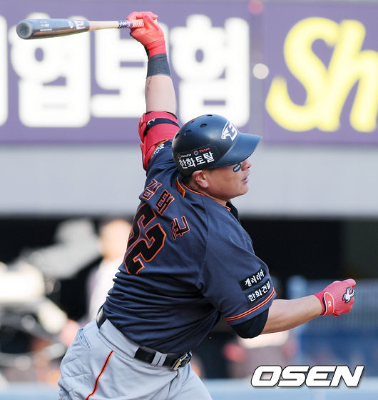 [OSEN=잠실, 이동해 기자]3회초 2사 한화 김태균이 안타를 뽑아내고 있다. / eastsea@osen.co.kr
