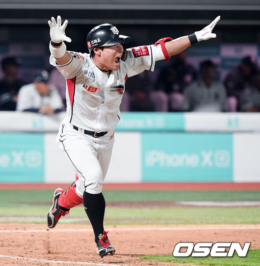 [OSEN=수원, 이동해 기자] KT 송민섭이 지난 23일 두산과의 수원경기 연장 10회말 끝내기 안타를 터트리고 환호하고 있다. /eastsea@osen.co.k