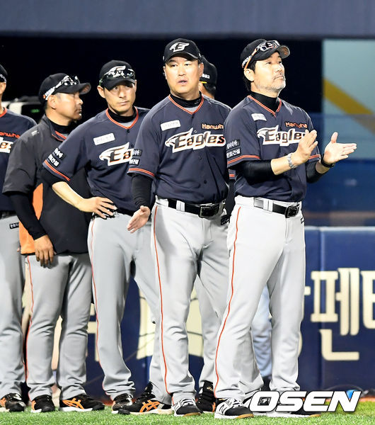 [OSEN=잠실, 박재만 기자]경기에서 승리한 한화 한용덕 감독이 선수들을 향해 박수를 보내고 있다. /pjmpp@osen.co.kr