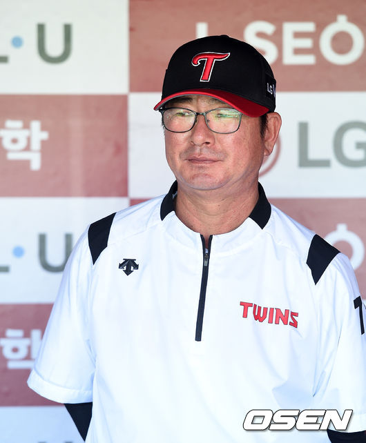 [OSEN=잠실, 이대선 기자] 21일 오후 서울 잠실야구장에서 ‘2019년 신한은행 마이카 KBO리그’ LG 트윈스와 SK 와이번스의 경기가 진행될 예정이다.경기에 앞서 LG 류중일 감독이 취재진과 인터뷰를 하고 있다. /sunday@osen.co.kr