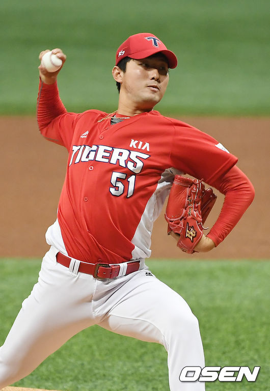 [OSEN=고척, 곽영래 기자]1회말 KIA 홍건희가 역투하고 있다. / youngrae@osen.co.kr