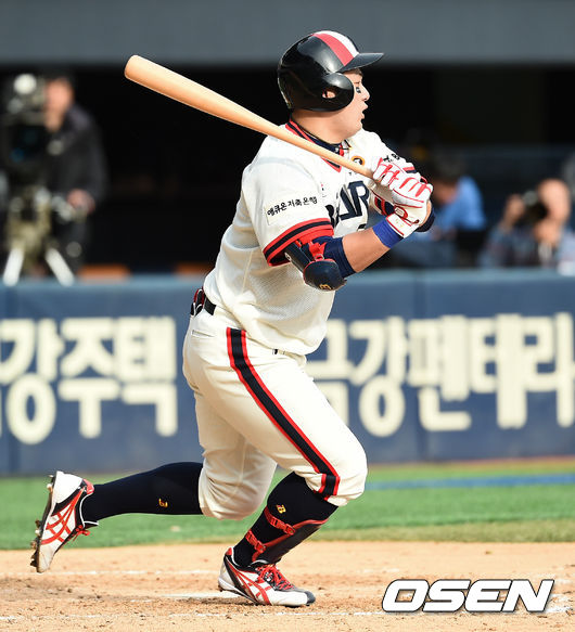 [OSEN=잠실, 박준형 기자]8회말 2사 두산 최주환이 내야안타를 성공시키고 있다./ soul1014@osen.co.kr