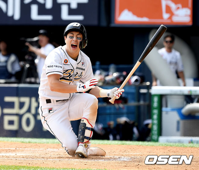 [OSEN=잠실, 곽영래 기자] 26일 오후 서울 잠실 야구장에서 '2019 신한은행 MY CAR KBO리그' 두산 베어스와 한화 이글스의 경기가 열렸다.3회말 2사 1,3루 두산 박건우가 파울 타구를 맞아 통증을 호소하고 있다. / youngrae@osen.co.kr