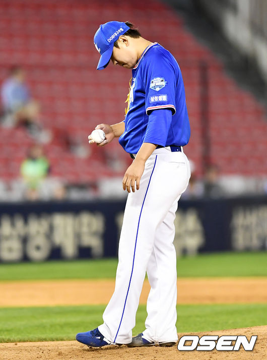 [OSEN=잠실, 박재만 기자]6회말 두산 선두타자 박건우에게 안타를 허용한 삼성 윤성환이 아쉬워하고 있다. /pjmpp@osen.co.kr