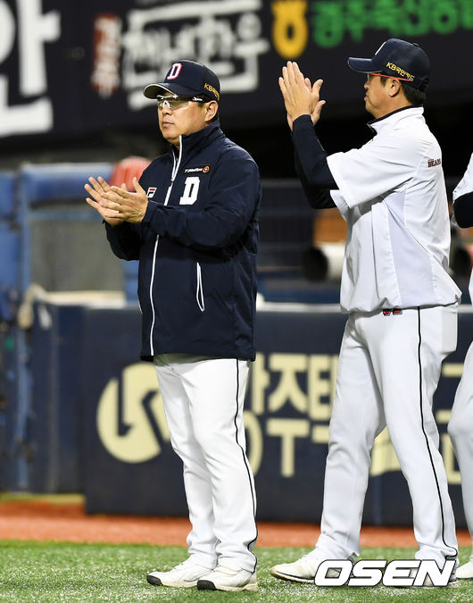 [OSEN=잠실, 박재만 기자]경기에서 승리한 두산 김태형 감독이 선수들을 향해 박수를 보내고 있다. /pjmpp@osen.co.kr