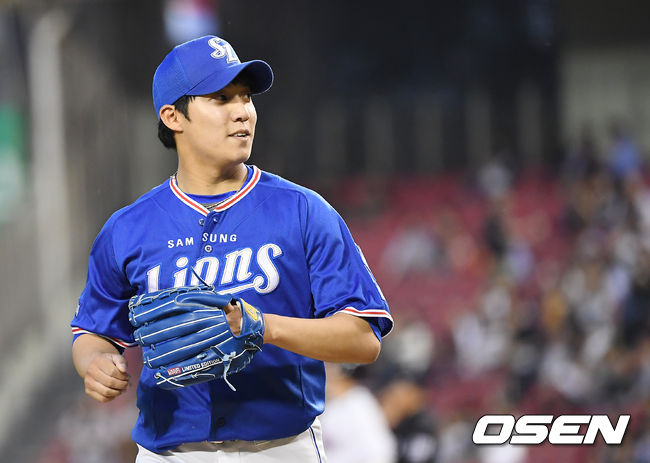 [OSEN=잠실, 곽영래 기자]4회말 이닝을 마친 삼성 원태인이 강민호와 이야기를 나누고 있다. / youngrae@osen.co.kr