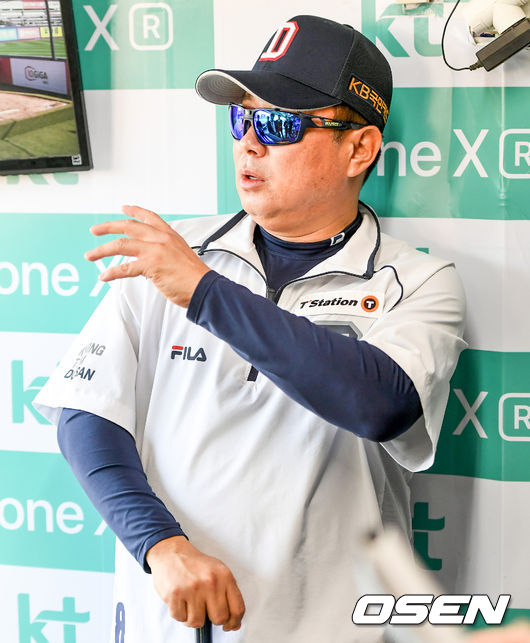 [OSEN=수원, 박재만 기자] 21일 오후 경기도 수원kt위즈파크에서 '2019 신한은행 MY CAR KBO리그' kt 위즈와 두산 베어스의 경기가 열린다.두산 김태형 감독이 인터뷰를 하고 있다.  / pjmpp@osen.co.kr