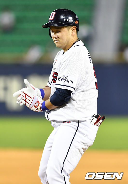 [OSEN=잠실, 박재만 기자]6회말 1사 1,3루 두산 최주환이 적시타를 날린 뒤 기뻐하고 있다. /pjmpp@osen.co.kr