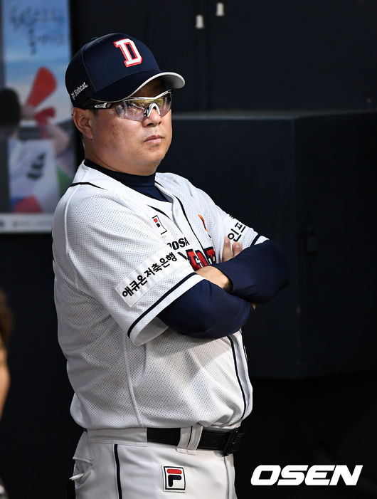 [OSEN=잠실, 박재만 기자] 29일 오후 서울 잠실야구장에서 ‘2019 신한은행 MY CAR KBO리그’ 두산 베어스와 삼성 라이온즈의 경기가 열렸다.9회초 동점 상황, 두산 김태형 감독이 선수들을 바라보고 있다. /pjmpp@osen.co.kr