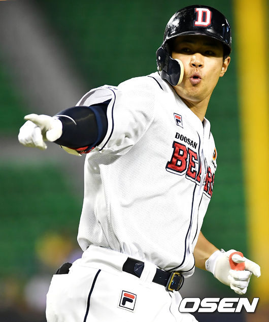 [OSEN=잠실, 박재만 기자]10회말 선두타자 두산 김재환이 끝내기 홈런을 날린 뒤 환호하고 있다. /pjmpp@osen.co.kr