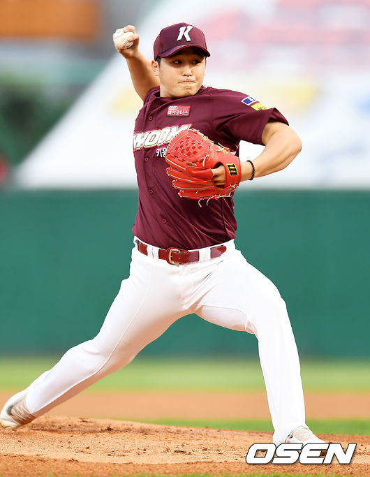 [OSEN=인천, 박재만 기자]1회말 키움 선발투수 최원태가 역투하고 있다. /pjmpp@osen.co.kr