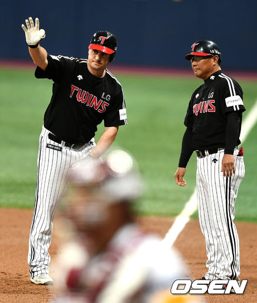 [OSEN=고척, 박재만 기자]1회초 2사 1루 LG 조셉이 안타 후 환호하고 있다. /pjmpp@osen.co.kr