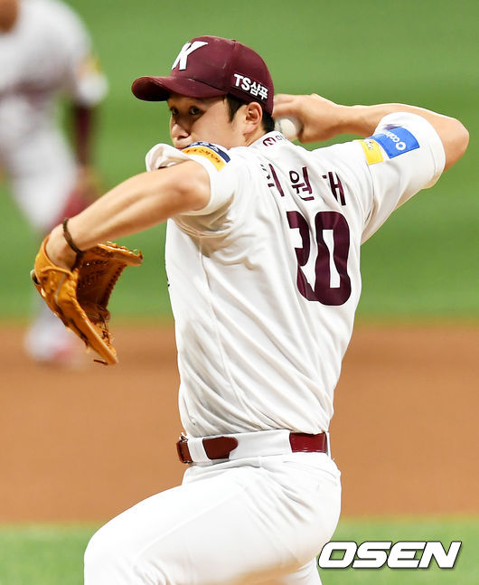 [OSEN=고척, 박재만 기자]1회초 키움 선발투수 최원태가 역투하고 있다. /pjmpp@osen.co.kr