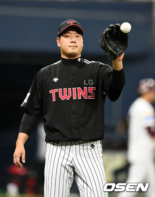 [OSEN=고척, 박재만 기자]3회말 2사 1,2루 LG 류제국이 두 타자 연속 안타를 허용 후 숨을 고르고 있다. /pjmpp@osen.co.kr