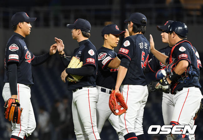 [OSEN=창원, 민경훈 기자]경기를 마치고 롯데 선수들이 마운드 근처에 모여서 하이파이브를 하고 있다./rumi@osen.co.kr