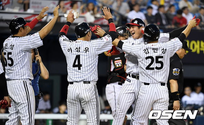 [OSEN=잠실, 최규한 기자]4회말 1사 만루 상황 LG 오지환이 우월 만루포를 날리고 홈을 밟으며 환호하고 있다. /dreamer@osen.co.kr