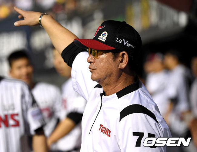 [OSEN=잠실, 최규한 기자]7회말 1사 3루 상황 LG 조셉의 1타점 적시타 후 류중일 감독이 대주자로 교체 지시를 내리고 있다. /dreamer@osen.co.kr