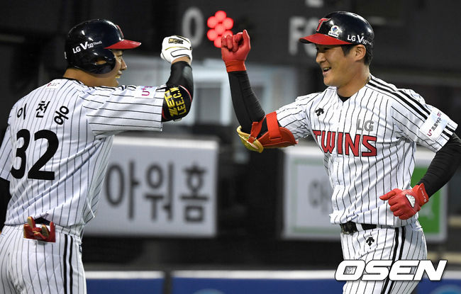 [OSEN=잠실, 최규한 기자]4회말 1사 만루 상황 LG 오지환이 우월 만루포를 날리고 홈을 밟은 뒤 이천웅과 기뻐하고 있다. /dreamer@osen.co.kr
