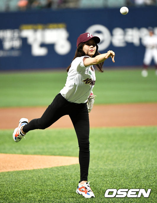 [사진]한보름, 포수의 미트를 향해 - NO.1 축구 전문 미디어, 스포탈코리아 [사진]한보름, 포수의 미트를 향해