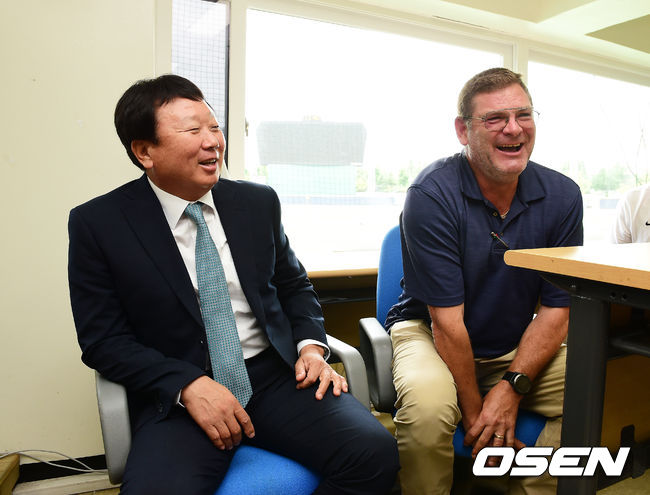 [OSEN=지형준 기자] 선동열 감독이 11일 오전 청룡기야구대회가 열리는 서울 목동야구장을 찾아 취재진과 인터뷰를 가졌다. /jpnews@osen.co.kr