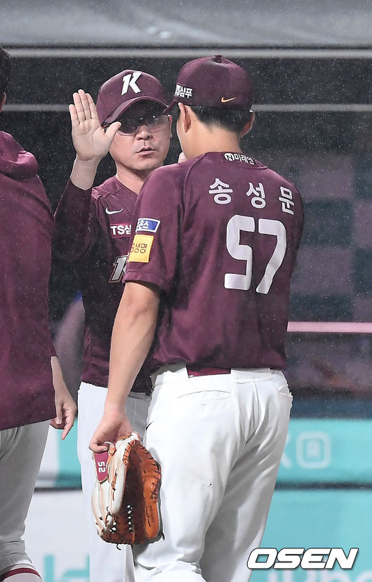 [OSEN=수원, 곽영래 기자]키움은 11일 수원 KT위즈파크에서 열린 KT 위즈와의 원정경기에서 4-2 승리를 거두고 5연승을 내달렸다.승리를 거둔 키움 장정석 감독이 송성문과 기뻐하고 있다. / youngrae@osen.co.kr