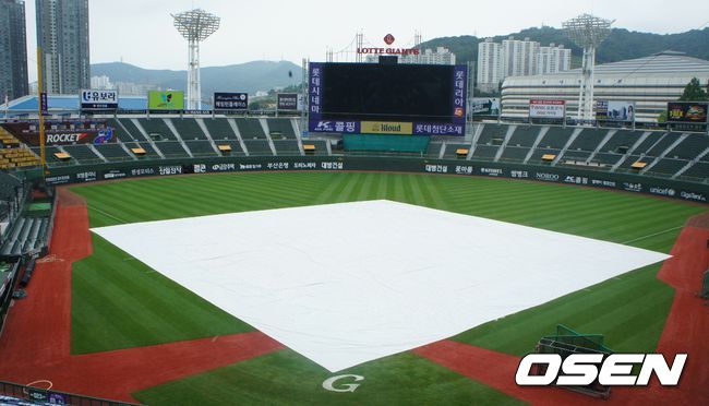 [OSEN=부산, 손찬익 기자] 비내리는 사직구장 /what@osen.co.kr