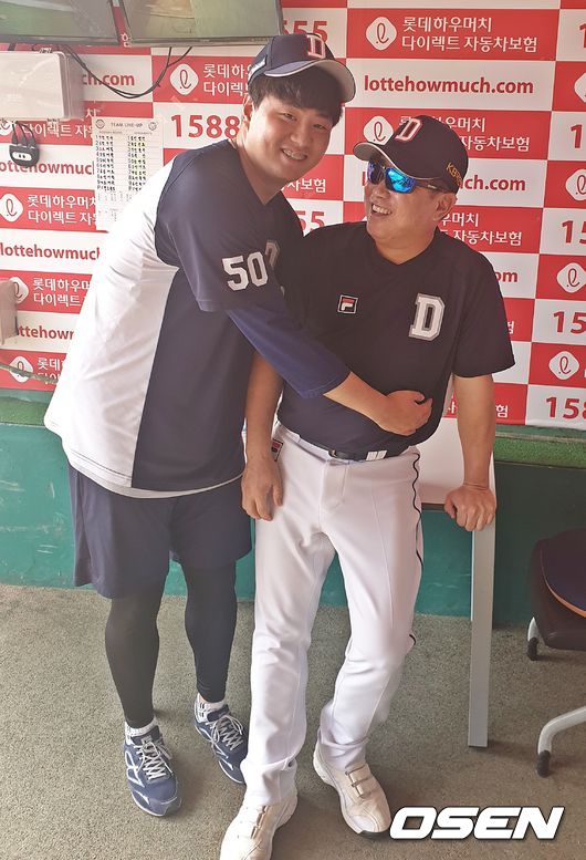 [OSEN=부산, 손찬익 기자] 이영하와 김태형 감독 /what@osen.co.kr