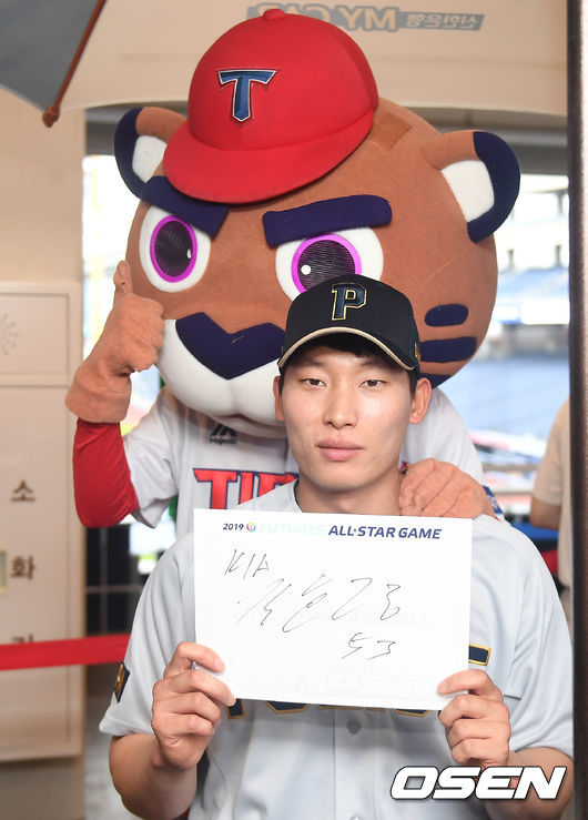[OSEN=곽영래 기자]경찰청 김호령이 사인을 선보이고 있다 /youngrae@osen.co.kr
