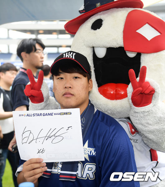[OSEN=창원, 곽영래 기자]KT 강백호가 팬사인회에 참석해 사인을 하고 있다. /youngrae@osen.co.kr
