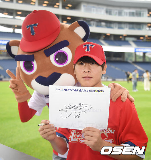 [OSEN=창원, 곽영래 기자]KIA 박찬호가 팬사인회에 참석해 사인을 하고 있다. /youngrae@osen.co.kr
