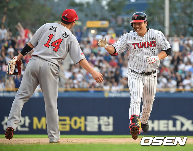 [OSEN=창원, 곽영래 기자] 21일 오후 경남 창원NC파크에서 ‘프로야구 2019 MY CAR KBO 올스타전’이 열렸다.4회말 무사 1루 나눔 올스타 김현수가 동점 투런 홈런을 때린 뒤 베이스를 돌고 있다. /youngrae@osen.co.kr